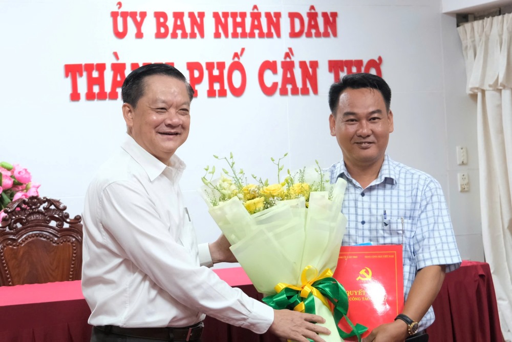 Phó Chủ tịch UBND TP Cần Thơ Dương Tấn Hiển trao Quyết định cho ông Phạm Trung Hiếu. Ảnh: Phong Linh.