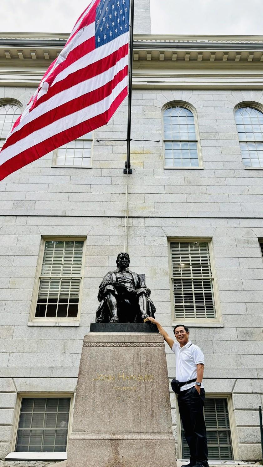 Bức tượng đồng này là một minh chứng về sự ghi nhớ công ơn của Đại học Harvard với người có đóng góp lớn lao cho nhà trường.