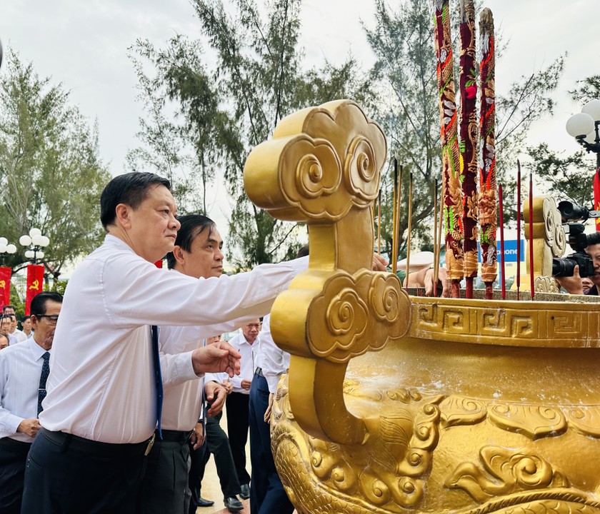 Lãnh đạo TP Cần Thơ dâng hương tưởng nhớ Chủ tịch Hồ Chí Minh.