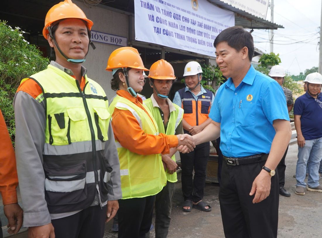 Ông Phạm Chí Tâm hỏi thăm, động viên công nhân lao động tại công trường. Ảnh: Chân Phúc