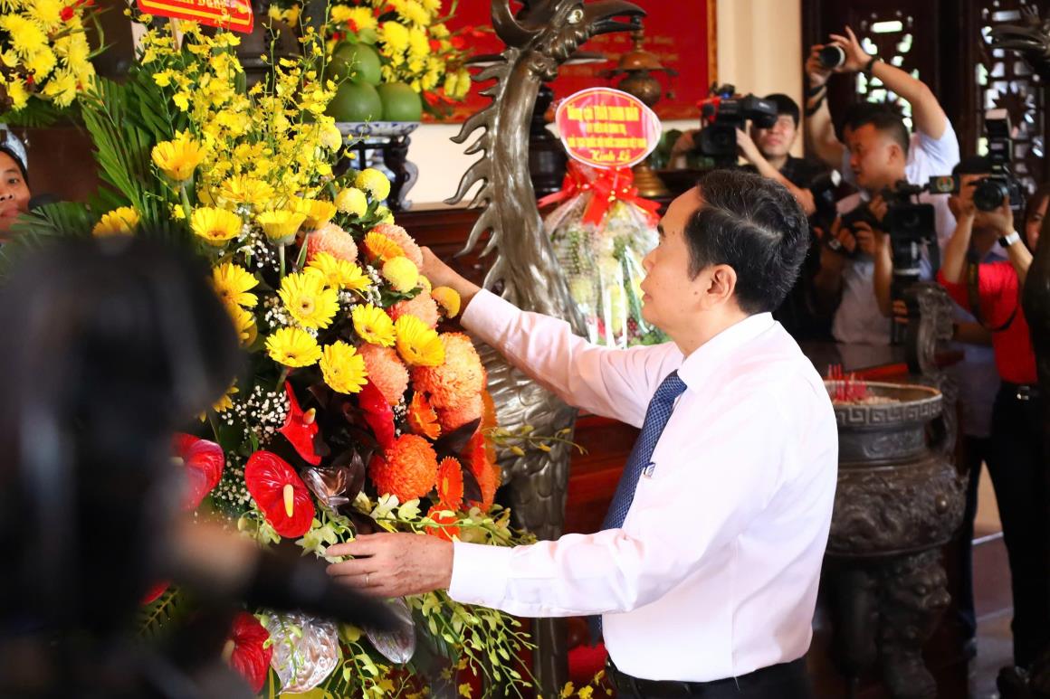 Chủ tịch Quốc hội Trần Thanh Mẫn dâng hoa tại Khu lưu niệm Chủ tịch Hội đồng Bộ trưởng Phạm Hùng. Ảnh: Tạ Quang