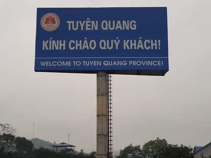 Công trình biển chào tại Tuyên Quang bị gió bão gây đổ. Ảnh: Lê Hanh