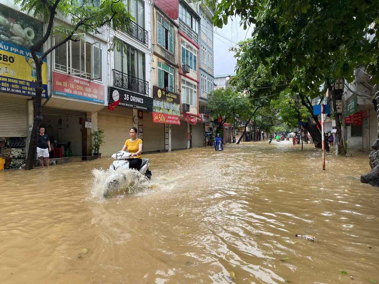 Hình ảnh ngập lụt sáng nay (11.9) tại tuyến phố Tân Ấp và Nghĩa Dũng phường Phúc Xá. Ảnh: Nguyễn Dũng