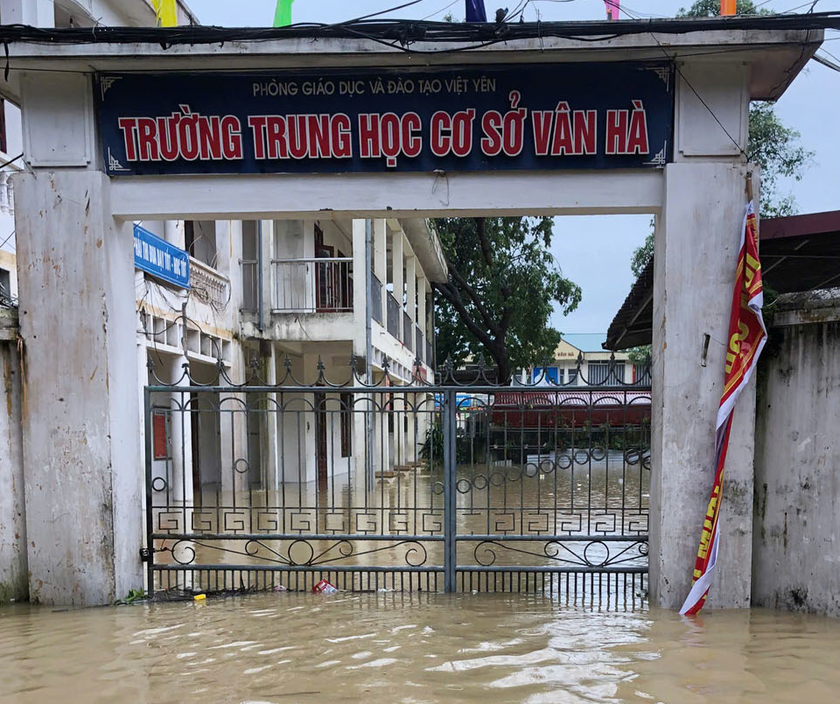 Trường THCS Vân Hà vẫn ngập trong biển nước ( Ảnh CTV)