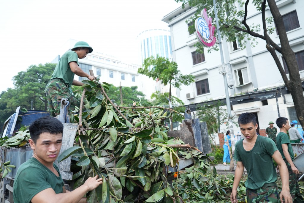 Cùng với các lực lượng khác, đoàn viên khối quân đội góp sức mình vào công cuộc tái thiết lại thành phố