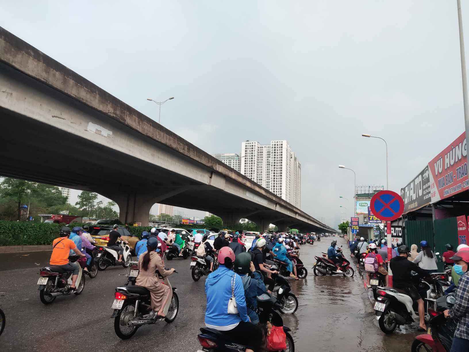 Đường Phạm Hùng ngập sâu do mưa lớn. Ảnh: Đặng Chung