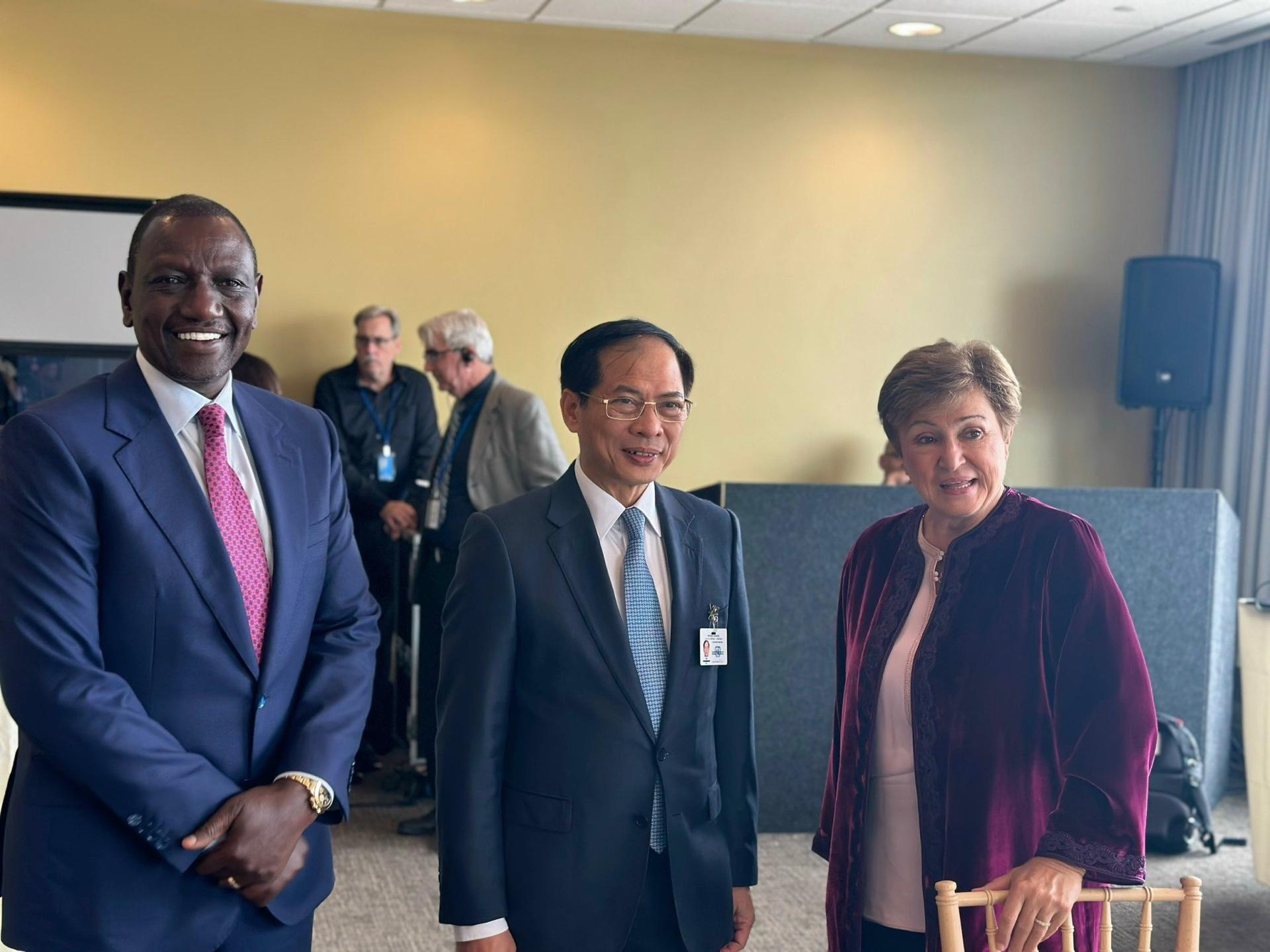 su doan ket chu nghia da phuong va xay dung long tin la nen tang de giai quyet cac thach thuc toan cau hinh 2