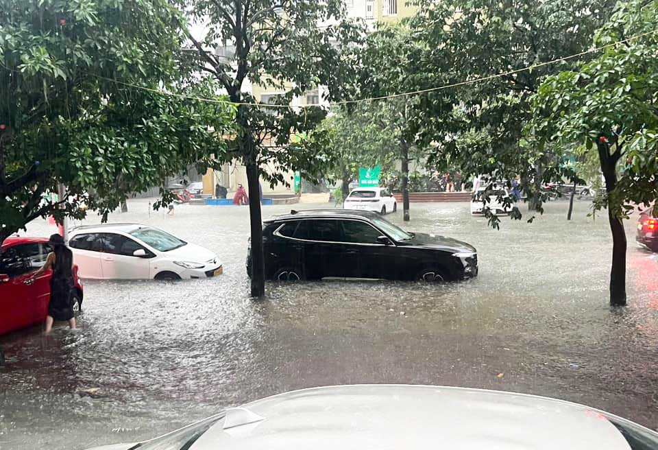 Nhiều phương tiện phải dừng lại trên đường Lê nin vào sáng 23.9 do ngập sâu. Ảnh: Đình Công