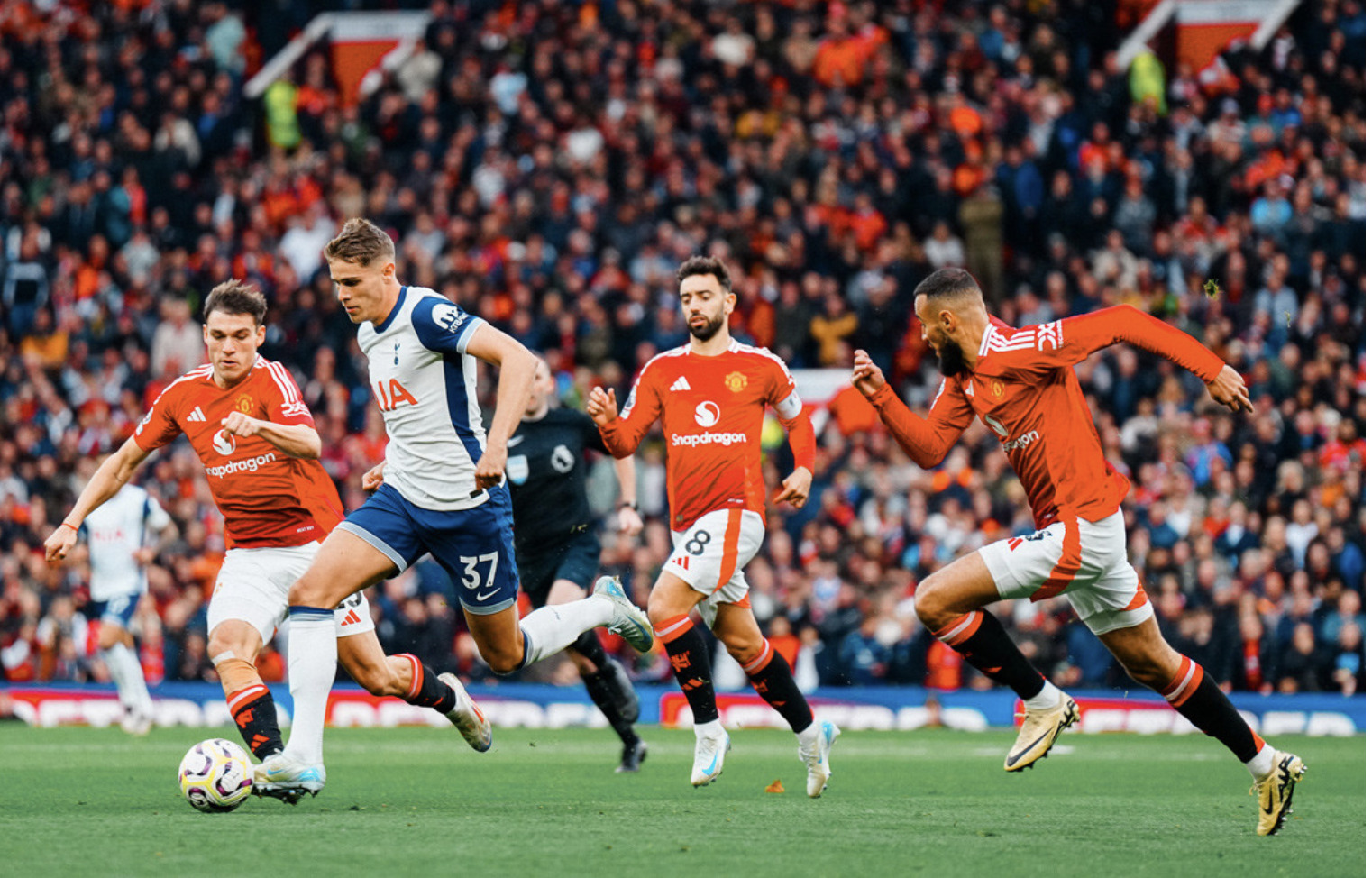 man utd thua dam tottenham ngay tai old trafford hinh 1