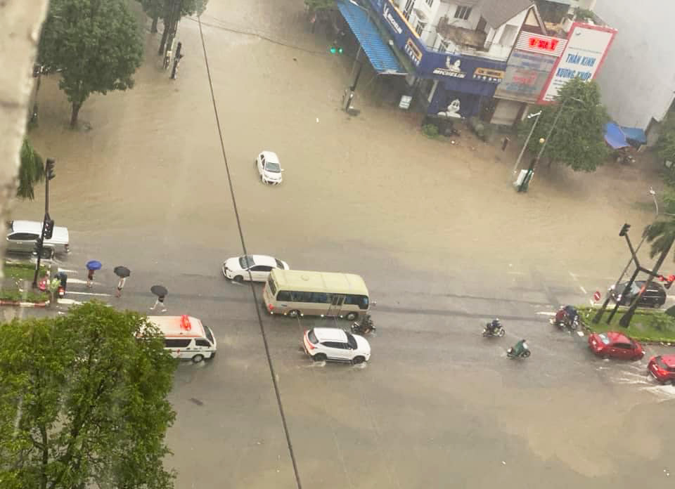 Nhiều phương tiện dừng trên đường chờ nước rút. Ảnh: Mai Hoa