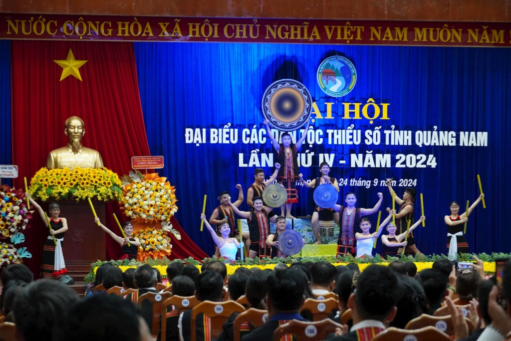 Tiết mục văn nghệ đặc sắc chào mừng đại hội (Ảnh: quangnam.gov.vn)