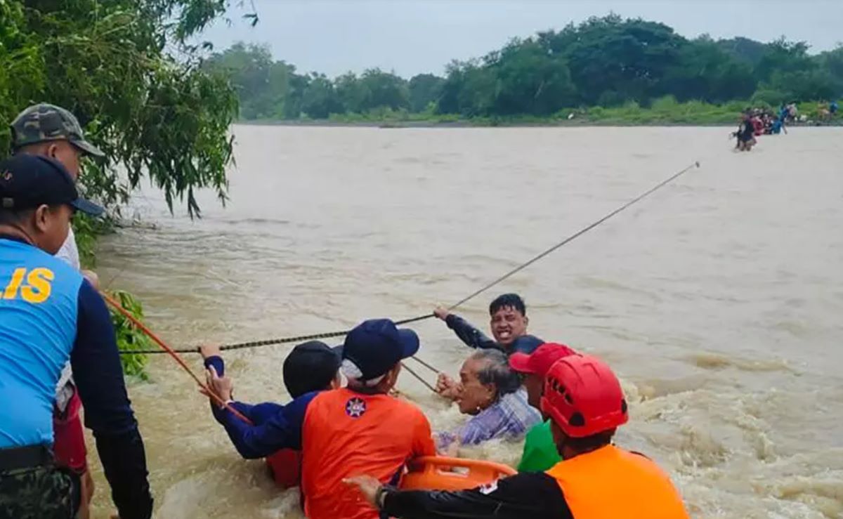 Nhân viên cứu hộ sơ tán người dân khi bão Bebinca gây mưa lớn, lũ lụt ở thị trấn Rizal, tỉnh Occidental Mindoro, ngày 14.9.2024. Ảnh: Cảnh sát biển Philippines