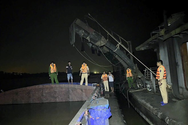 Cảnh sát mật phục, bắt 2 tàu cát tặc trên sông Hồng