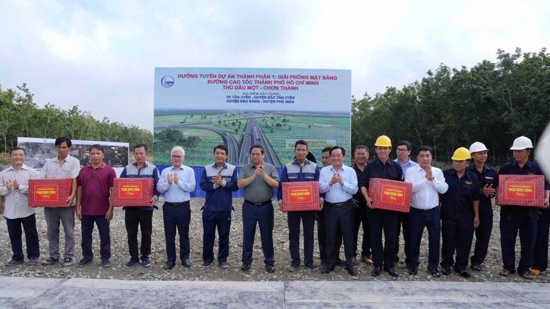 Thủ tướng Chính phủ Phạm Minh Chính trao quà cho người lao động làm việc công trường cao tốc TPHCM - Thủ Dầu Một - Chơn Thành. Ảnh: Hữu Thuận
