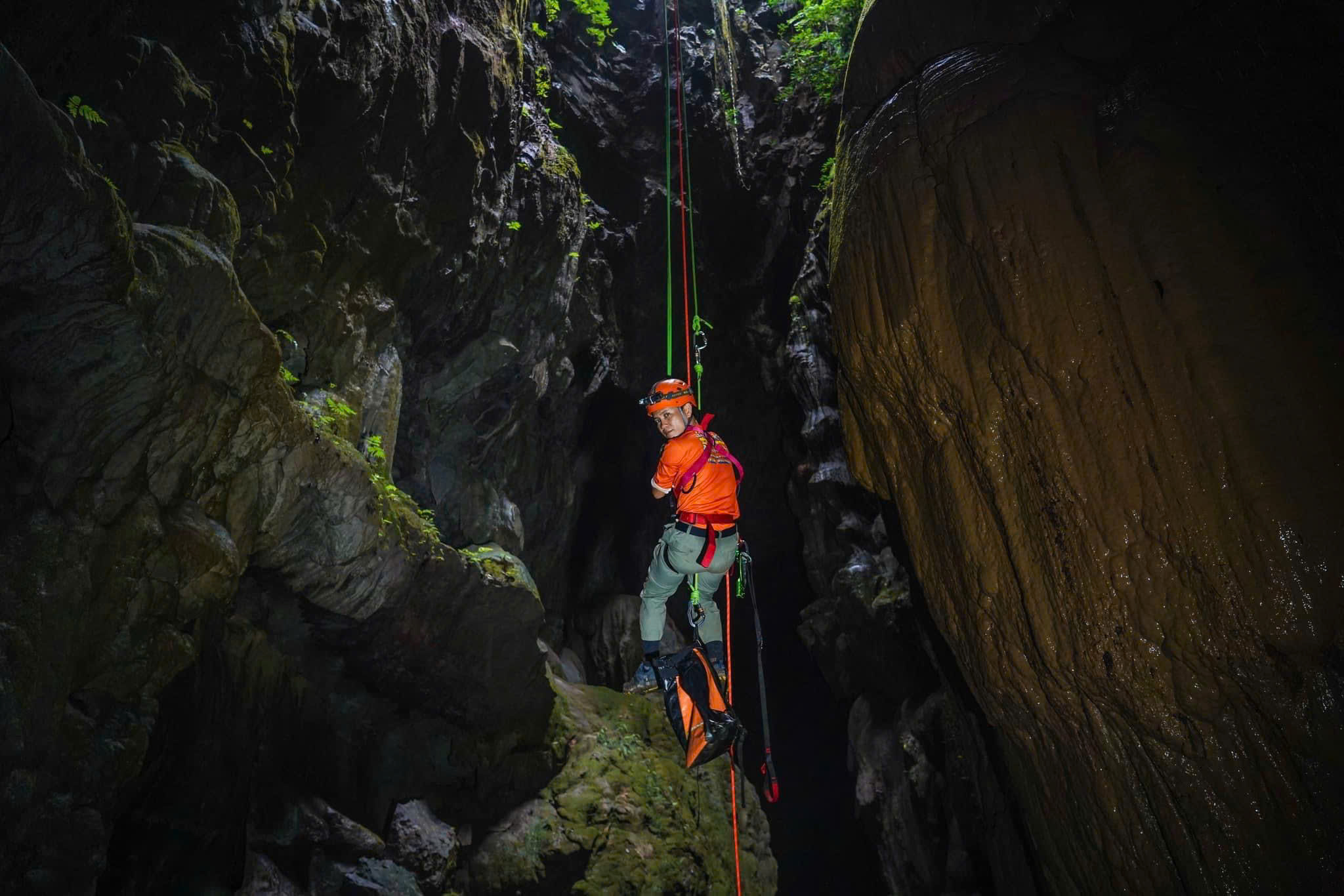 Du khách đến Hung Thoòng được trải nghiệm từ trekking xuyên rừng nguyên sinh, cắm trại bên hồ nước Lặn, khám phá hang khô cùng các thạch nhũ, măng đá độc đáo, đu dây hố sụt...