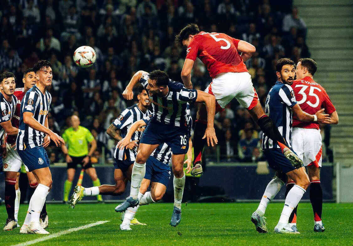 Cú đánh đầu thành bàn của Harry Maguire.  Ảnh: MUFC