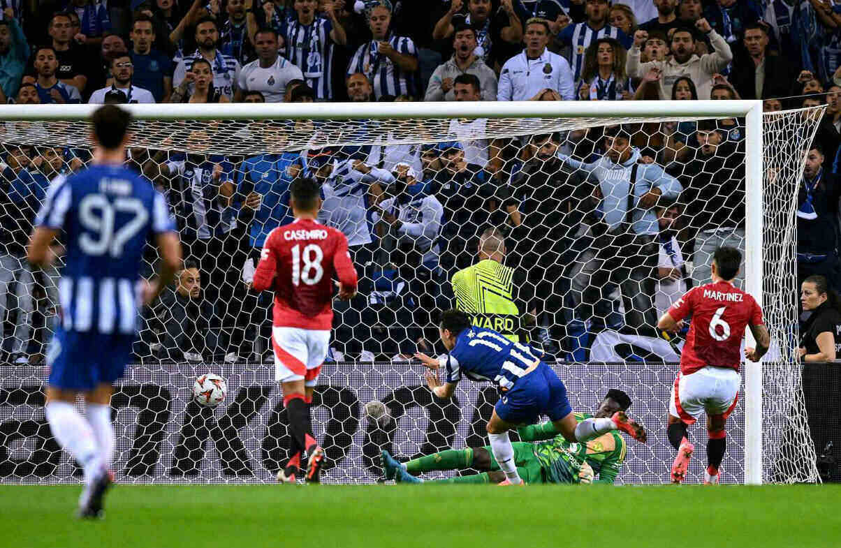 Man United thể hiện sự yếu kém trong khâu chống bóng bổng.  Ảnh: MUFC