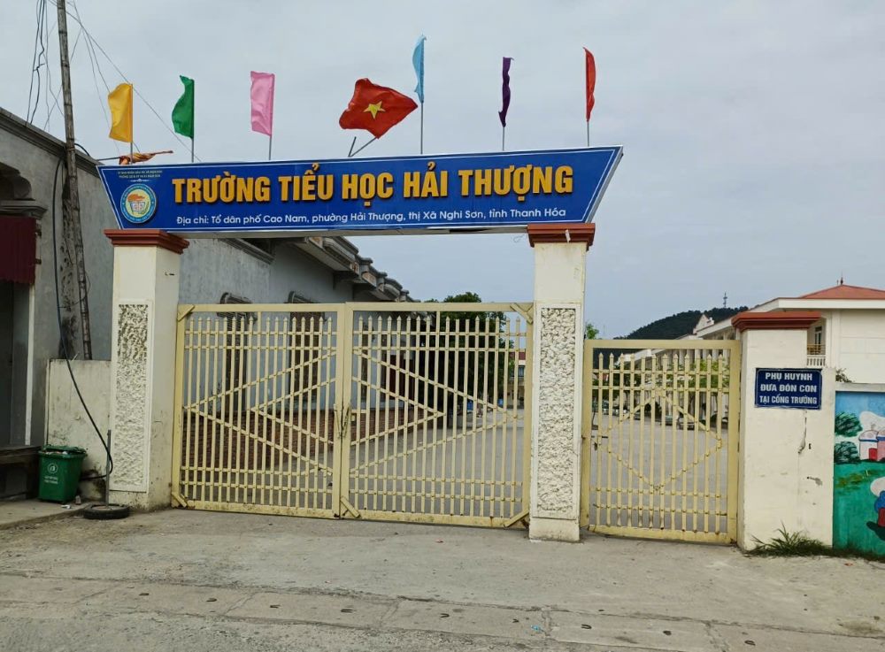 Phụ huynh có con theo học tại Trường Tiểu học Hải Thượng (Thị xã Nghi Sơn, tỉnh Thanh Hóa) bức xúc về các khoản thu đầu năm học. Ảnh: Quách Du