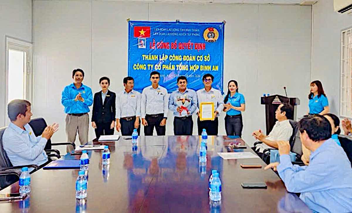 Trao Quyết định thành lập Công đoàn cơ sở cho Ban chấp hành lâm thời. Ảnh: Lê Linh
