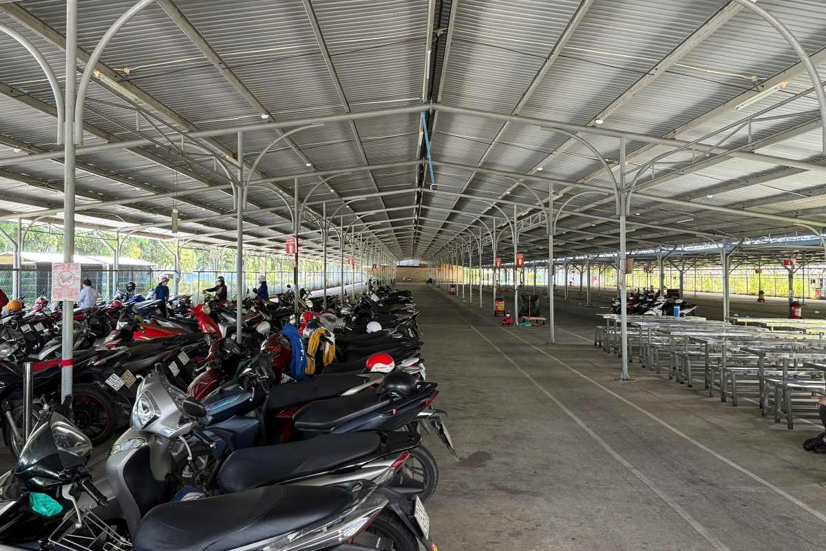 Trống trải tại khu vực nhà để xe khi hơn 2.000 công nhân tạm ngừng việc trong ngày 7.10. Ảnh: Thành An