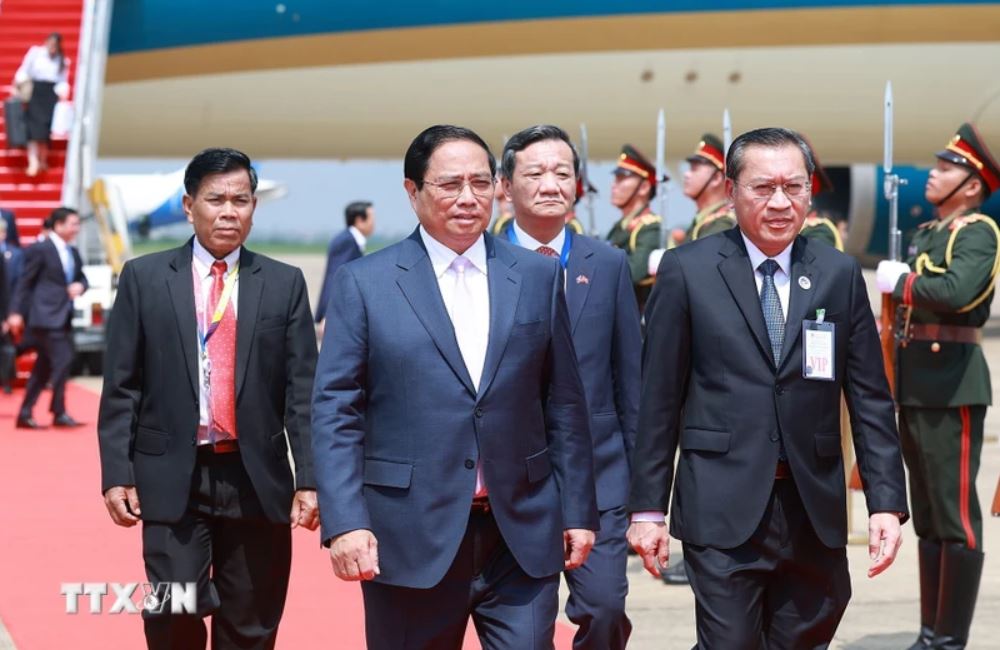 Thủ tướng Chính phủ Phạm Minh Chính đến thủ đô Vientiane (Lào), bắt đầu chuyến tham dự Hội nghị Cấp cao ASEAN lần thứ 44, 45. Ảnh: TTXVN