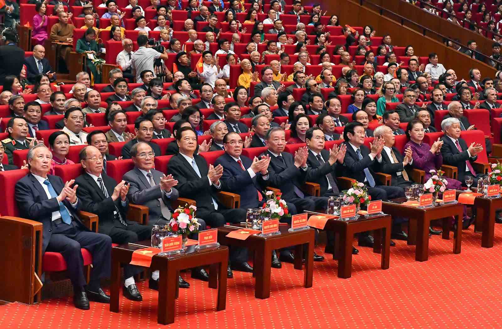 Các đồng chí lãnh đạo, nguyên lãnh đạo Đảng, Nhà nước dự lễ kỷ niệm. Ảnh: Hải Nguyễn