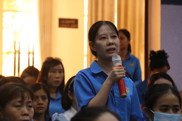 Cử tri là cán bộ, đoàn viên, người lao động tỉnh Khánh Hòa nêu ý kiến tại buổi tiếp xúc cử tri với đại biểu Quốc hội. Ảnh: Phương Linh