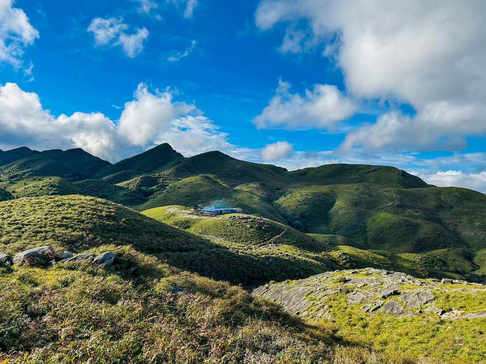 Nằm tại huyện Trạm Tấu, tỉnh Yên Bái, Tà Chì Nhù là địa điểm săn mây nổi tiếng lý tưởng với những du khách đam mê phượt, trekking. Đứng thứ 7 trong số các ngọn núi cao nhất tại Việt Nam, Tà Chì Nhù có khung cảnh hoang sơ, hùng vĩ cùng hệ sinh thái rừng vô cùng đa dạng.