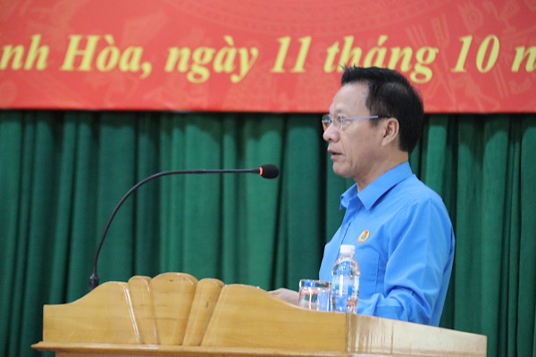 Ông Phan Thanh Liêm - Chủ tịch LĐLĐ tỉnh Khánh Hoà phát biểu tại hội nghị. Ảnh: Phương Linh