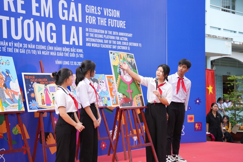 Các em học sinh đã bày tỏ quan điểm về vai trò của trẻ em gái bằng cách vẽ những bức tranh cổ động.