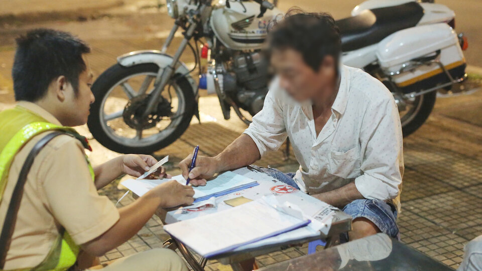 Ông H.V.Q. bị xử phạt vi phạm nồng độ cồn. Ảnh: Đông Hoàng.