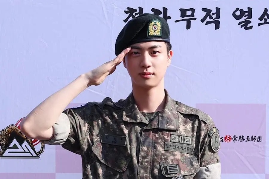 Jin BTS xuất ngũ ngày 12.6.2014. Ảnh: Naver