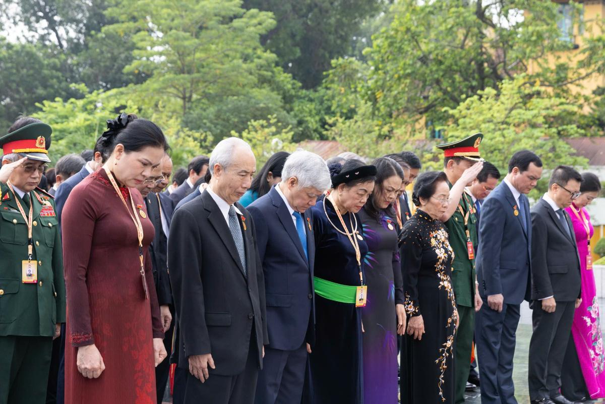 Đoàn đến đặt vòng hoa và dâng hương tưởng niệm các Anh hùng liệt sĩ. Ảnh: Hải Nguyễn