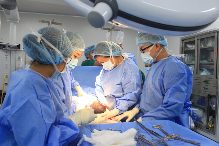 Bác sĩ mổ lấy thai sớm. Ảnh: Hương Sơn