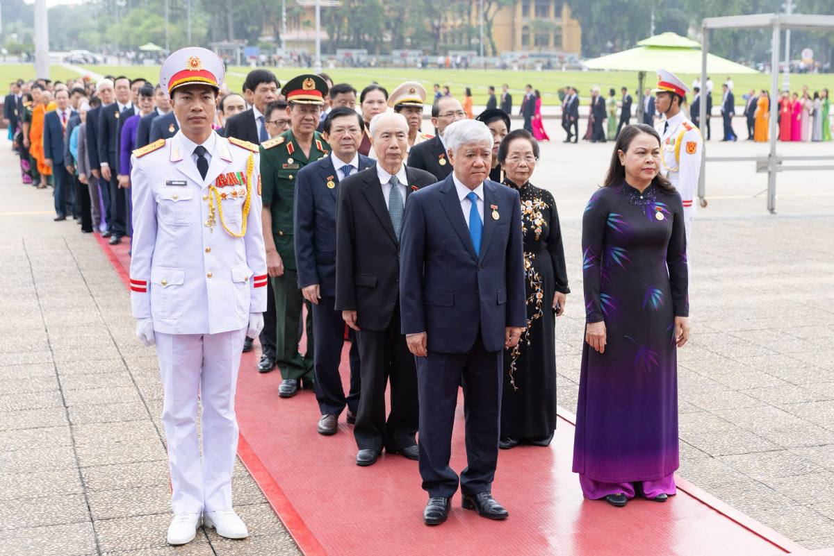 Đoàn đại biểu tham dự Đại hội đại biểu toàn quốc MTTQ Việt Nam lần thứ X, nhiệm kỳ 2024-2029 vào Lăng viếng Chủ tịch Hồ Chí Minh. Ảnh: Hải Nguyễn