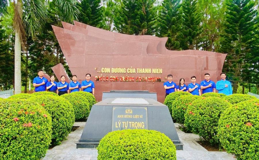 Cán bộ, đoàn viên đến dâng hương, tri ân tại khu tưởng niệm người đoàn viên thanh niên cộng sản đầu tiên - anh hùng Lý Tự Trọng tại Hà Tĩnh. Ảnh: Cổng TTĐT Hà Tĩnh