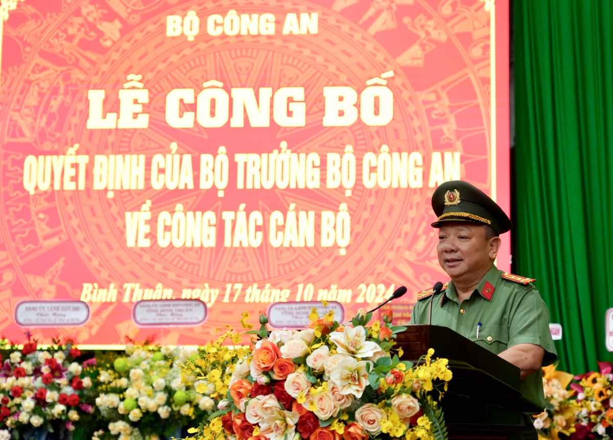 Đại tá Lê Quang Nhân, Giám đốc Công an tỉnh Bình Thuận phát biểu chúc mừng 2 Đại tá nhận nhiệm vụ mới. Ảnh: Văn Hoàn