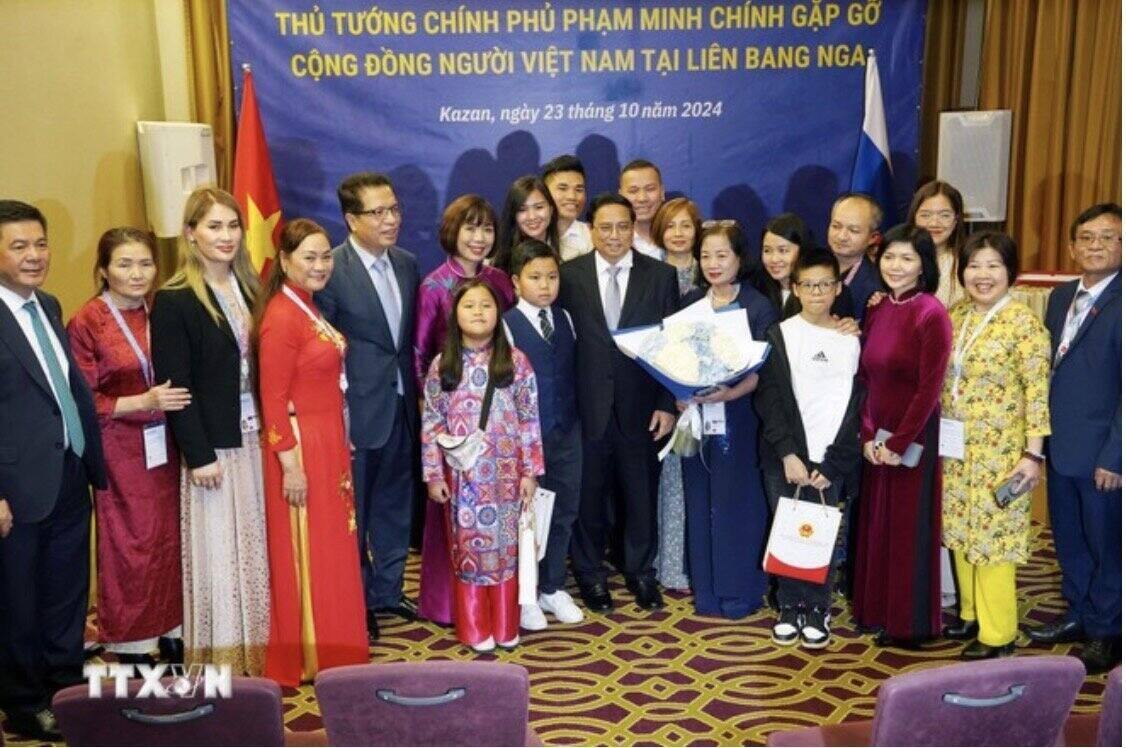 Thủ tướng Chính phủ chụp ảnh lưu niệm với cộng đồng người Việt tại Nga. Ảnh: TTXVN