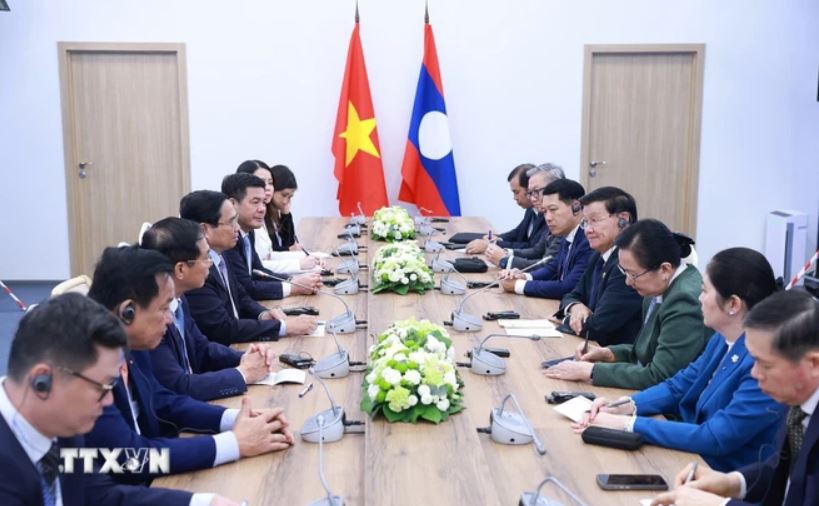 Thủ tướng Chính phủ Phạm Minh Chính gặp Tổng Bí thư, Chủ tịch nước Lào Thongloun Sisoulith. Ảnh: TTXVN