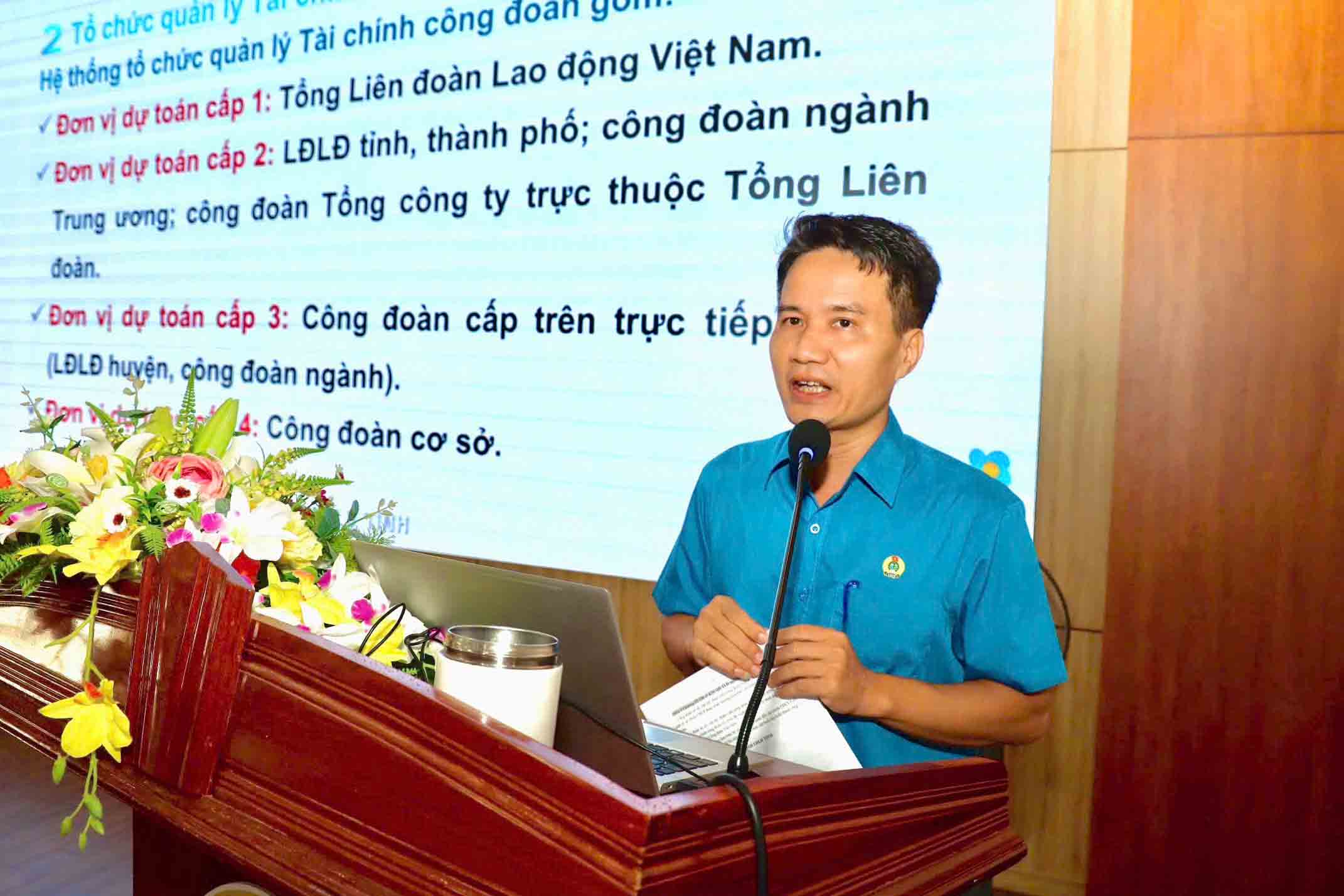 Ông Trịnh Hồng Giám - Trưởng Ban Tài chính LĐLĐ tỉnh Hà Tĩnh truyền đạt chuyên đề về công tác tài chính công đoàn. Ảnh: Mai Anh.