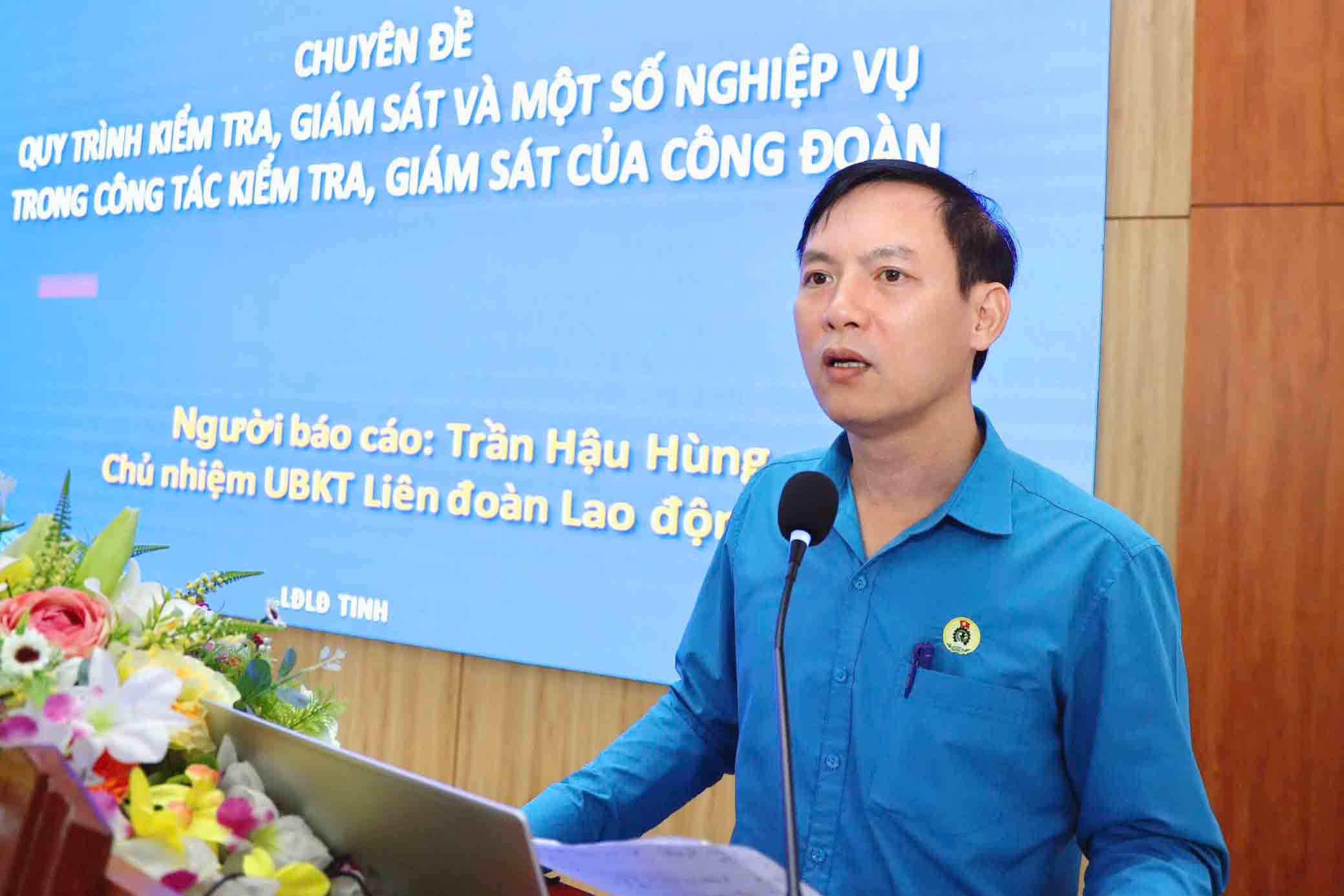 Ông Trần Hậu Hùng - Chủ nhiệm UBKT LĐLĐ tỉnh Hà Tĩnh truyền đạt chuyên đề về nghiệp vụ công tác kiểm tra, giám sát. Ảnh: Mai Anh.