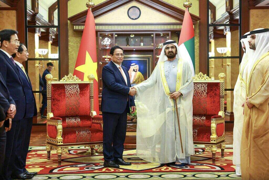 Thủ tướng Chính phủ Phạm Minh Chính và Phó Tổng thống kiêm Thủ tướng UAE Sheikh Mohammed bin Rashid Al Maktoum. Ảnh: VGP