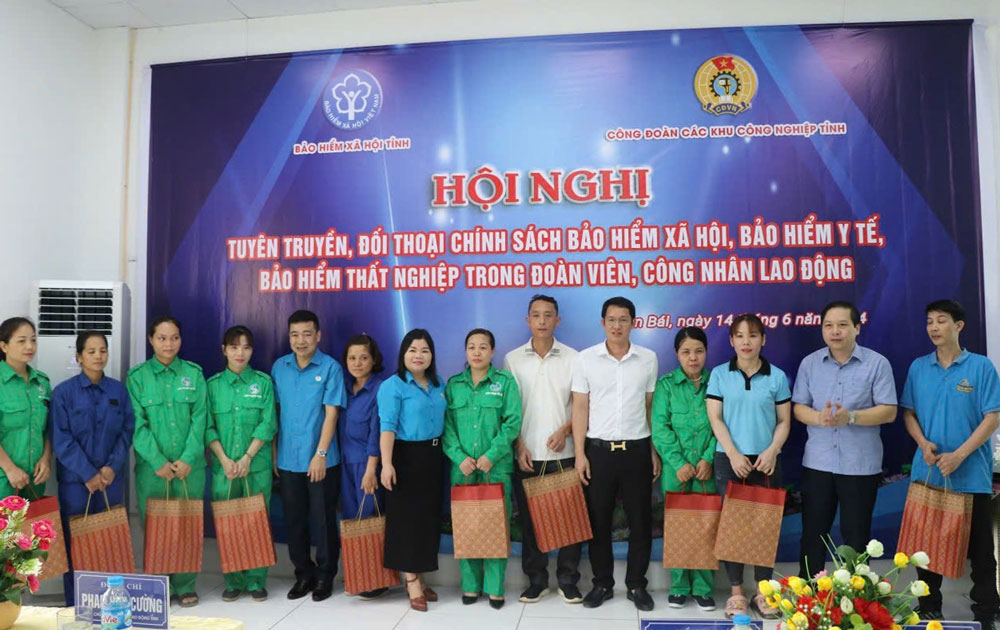 Kết hợp tặng quà cho người lao động qua các hoạt động đối thoại và tuyên truyền chính sách. Ảnh: Bảo Nguyên