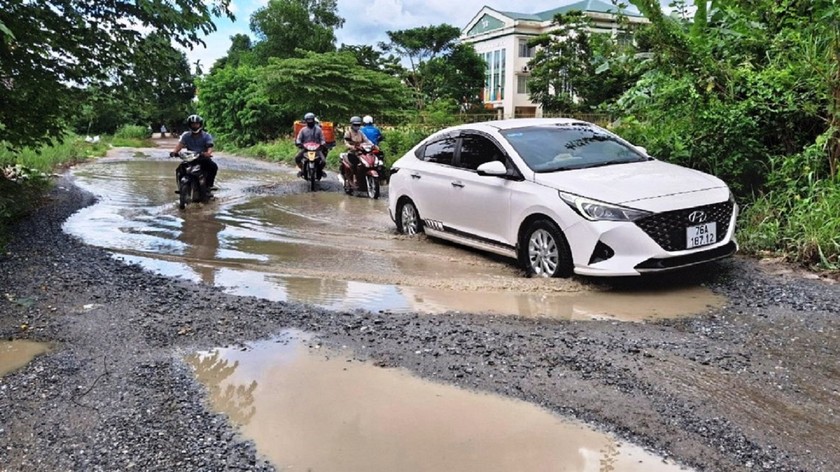Mặt đường chi chít “ổ gà, ổ voi”, vào mùa mưa nước ngập, tiềm ẩn tai nạn giao thông. (Ảnh trong bài: Anh Huy) Mặt đường chi chít “ổ gà, ổ voi”, vào mùa mưa nước ngập, tiềm ẩn tai nạn giao thông. (Ảnh trong bài: Anh Huy)