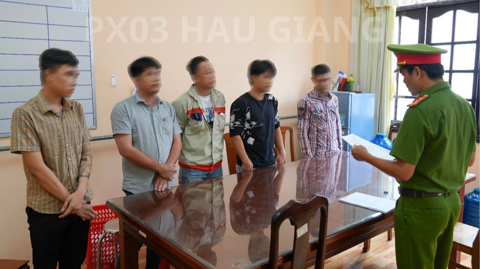 Cơ quan Cảnh sát điều tra tống đạt các quyết định khởi tố và lệnh tạm giam 5 đối tượng để điều tra về tội Cố ý gây thương tích. Ảnh: Công an Hậu Giang.