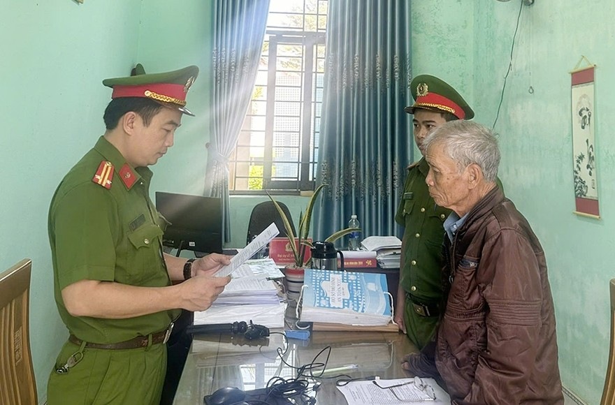 Công an Quảng Nam đọc lệnh bắt đối tượng Lê Mạnh về hành vi “Chống phá Đảng, Nhà nước“. Ảnh: CACC