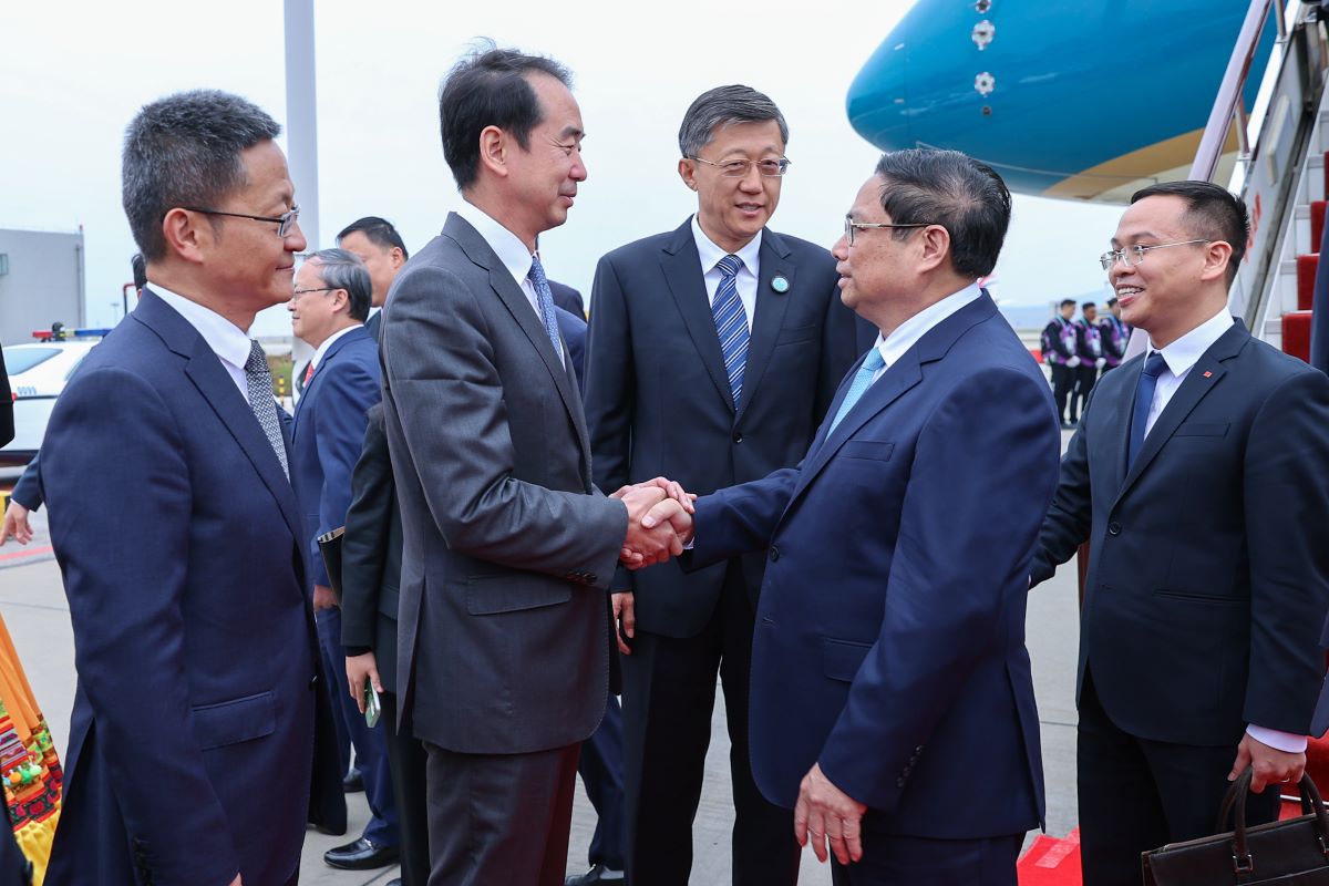 Đại sứ Trung Quốc tại Việt Nam Hà Vĩ đón Thủ tướng và đoàn đại biểu cấp cao Việt Nam tại sân bay quốc tế Trường Thủy. Ảnh: VGP