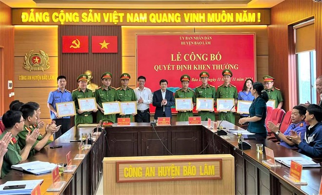 Khen thưởng các chiến sĩ điều tra vụ khai thác gỗ trái phép