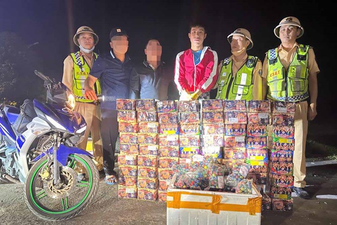 Vận chuyển 72 hộp pháo hoa và 3.000 quả pháo bi