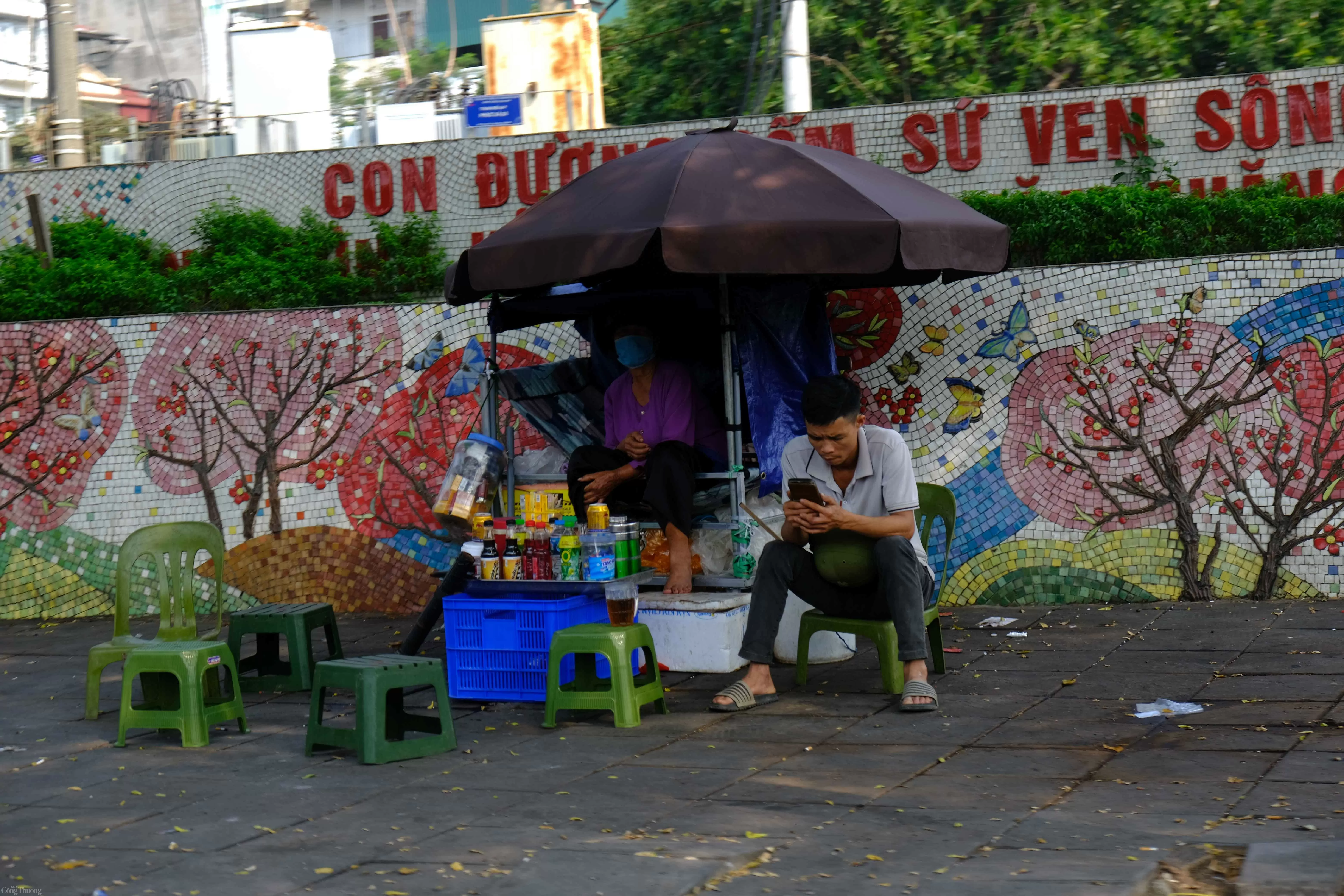 Vỉa hè cho người đi bộ bị lấn chiếm để mở cửa hàng trà đá. Ảnh: Trần Đình